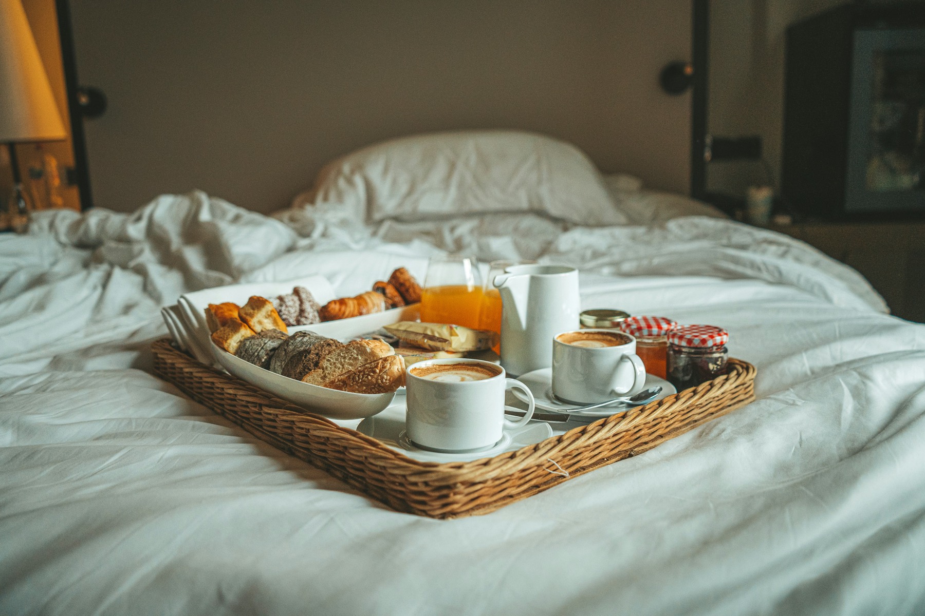 Bandeja de desayuno servida sobre la cama