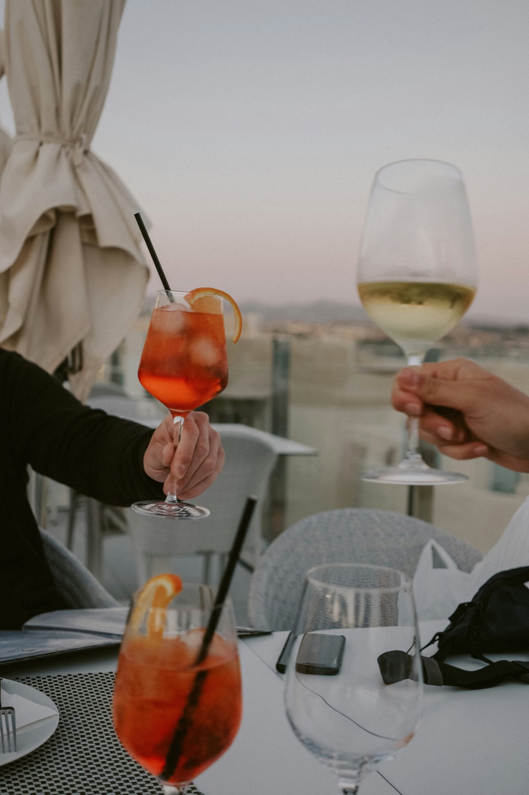 Copas en la terraza al atardecer, con el valle detrás